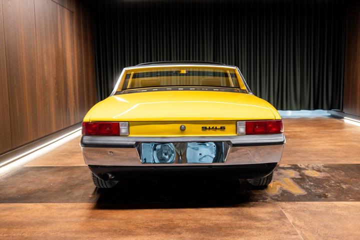 Gul Porsche 914 fra 1970 set udefra