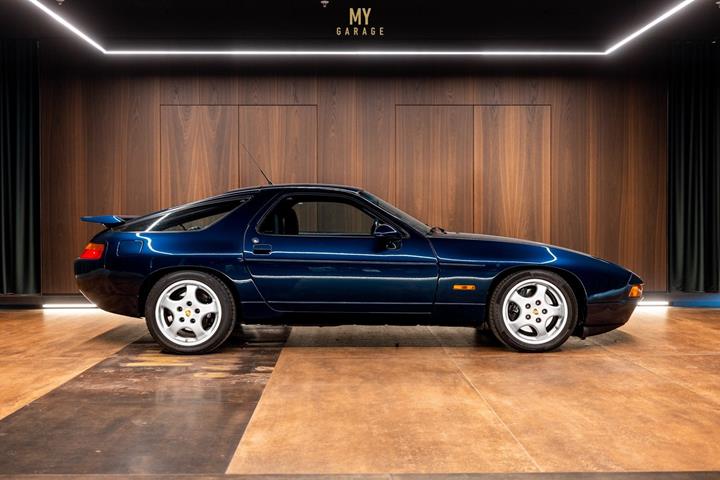 Blå Porsche 928 fra 1994