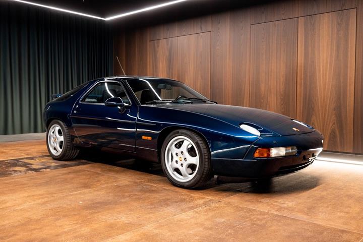 Blå Porsche 928 fra 1994