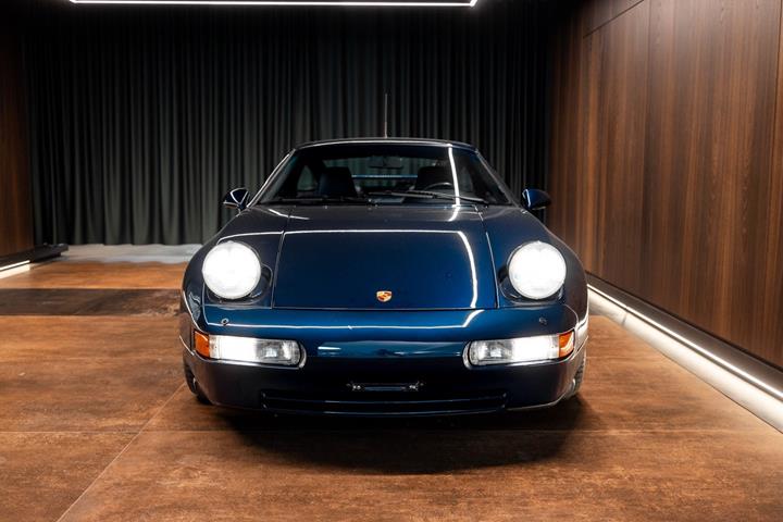 Blå Porsche 928 fra 1994