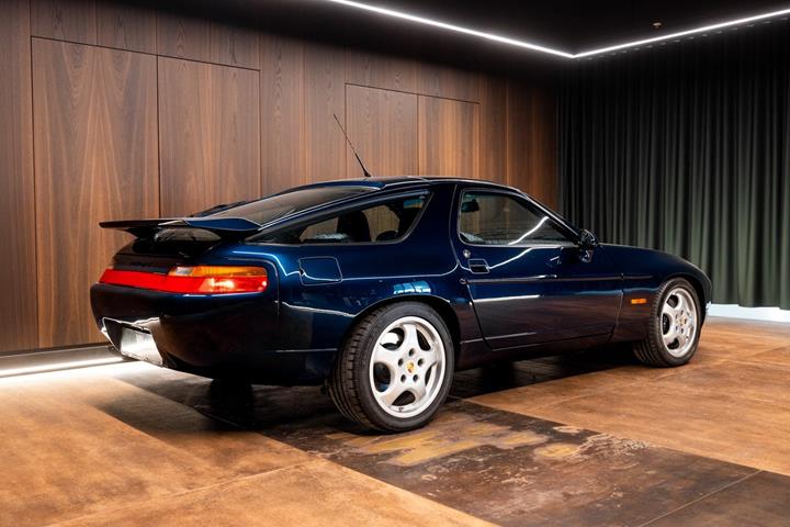 Blå Porsche 928 fra 1994