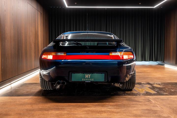 Blå Porsche 928 fra 1994