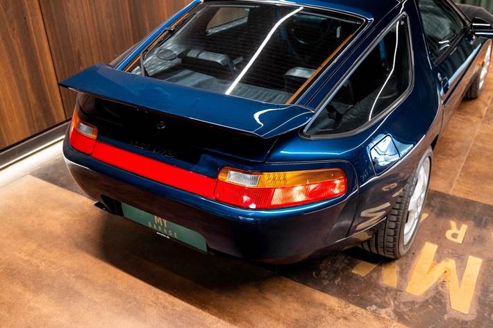 Blå Porsche 928 fra 1994