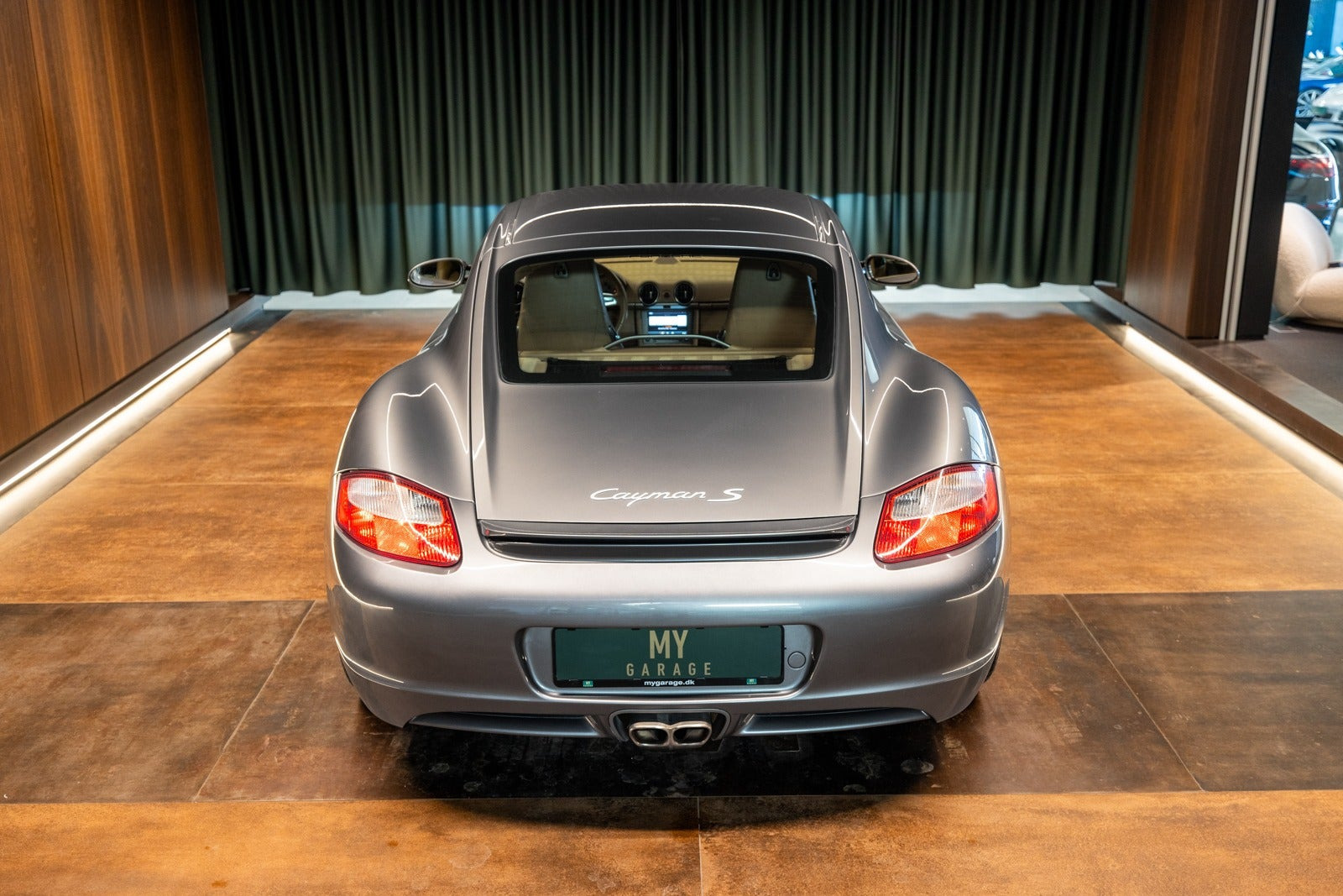 Grå Porsche Cayman S fra 2008 set udefra