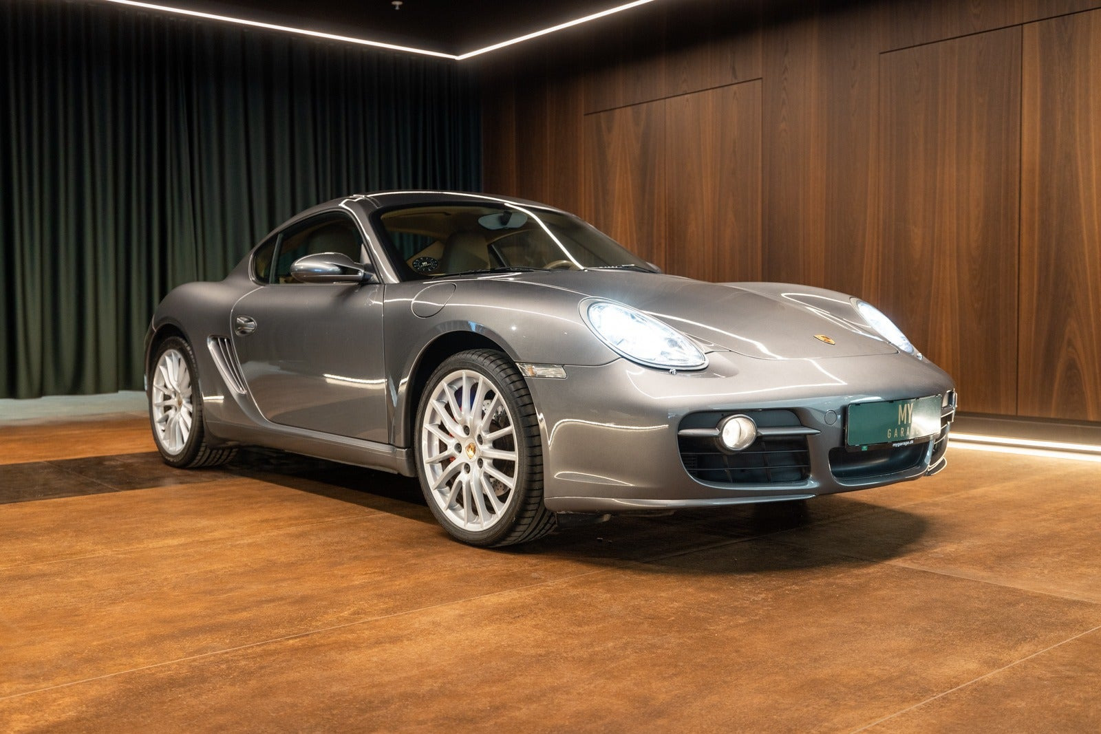 Grå Porsche Cayman S fra 2008 set udefra