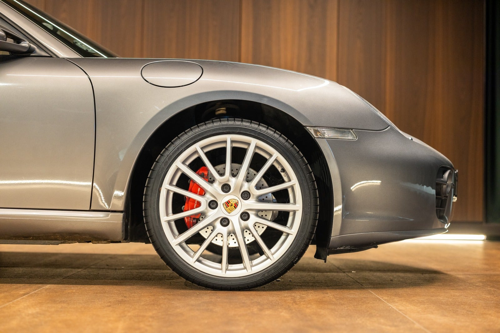 Grå Porsche Cayman S fra 2008