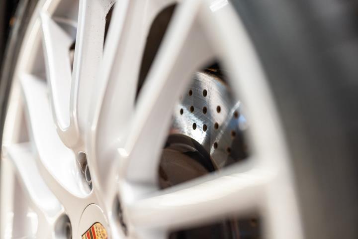 Grå Porsche Cayman S fra 2008