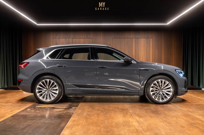 Grå Audi Q8 e-tron fra 2024