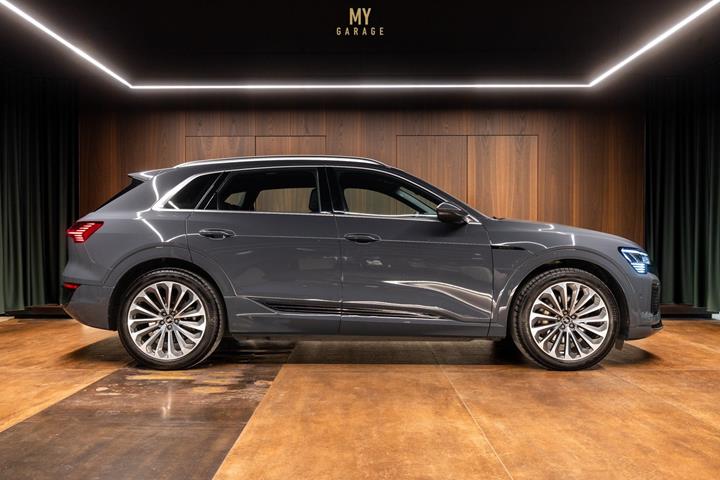 Grå Audi Q8 e-tron fra 2024