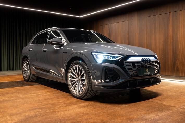 Grå Audi Q8 e-tron fra 2024