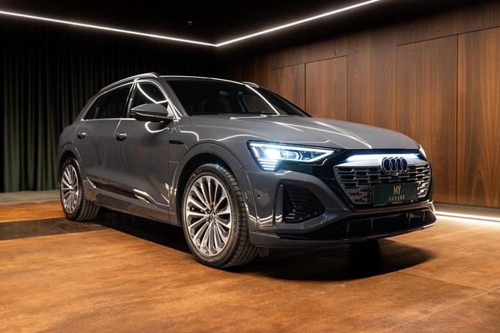 Grå Audi Q8 e-tron fra 2024