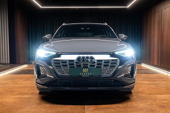 Grå Audi Q8 e-tron fra 2024