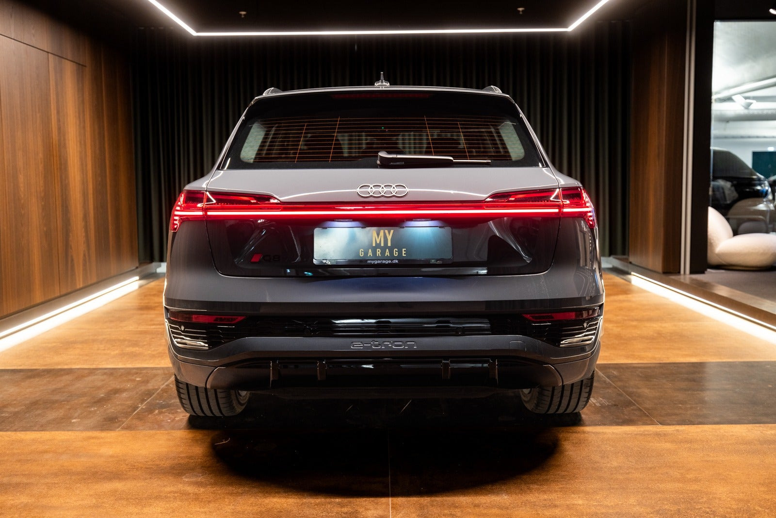 Grå Audi Q8 e-tron fra 2024