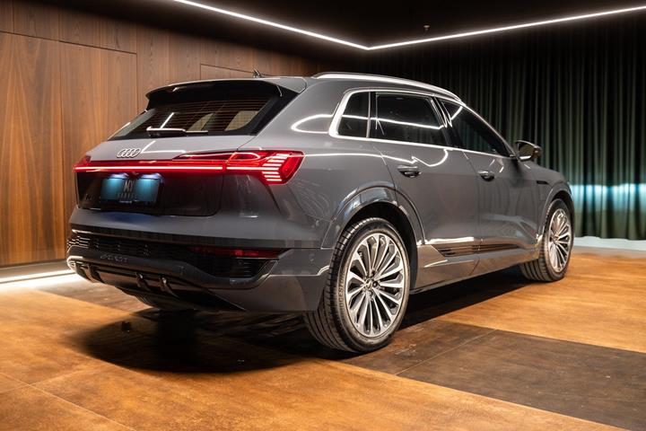 Grå Audi Q8 e-tron fra 2024