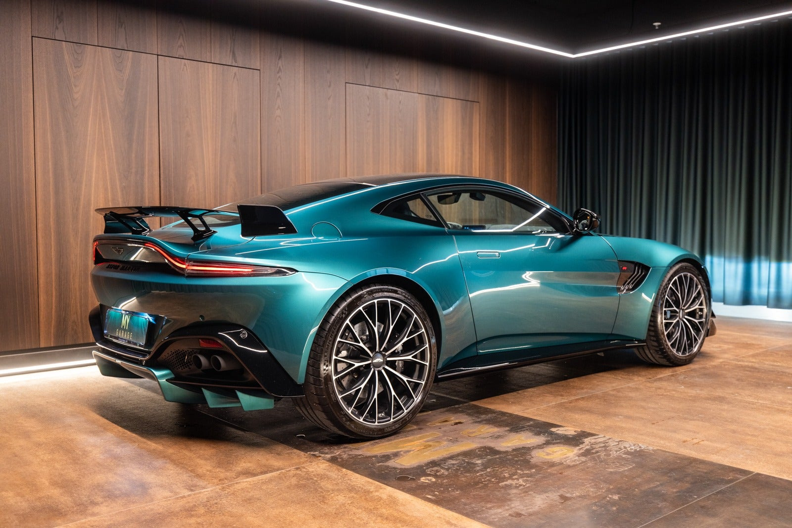 undefined Aston Martin Vantage fra 2022 set udefra