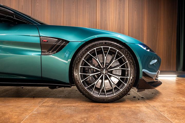 undefined Aston Martin Vantage fra 2022 set udefra