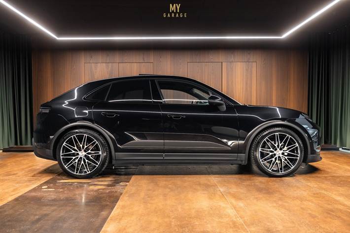 Sort Porsche Macan 4 fra 2024