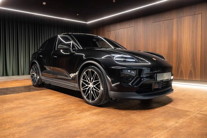 Sort Porsche Macan 4 fra 2024