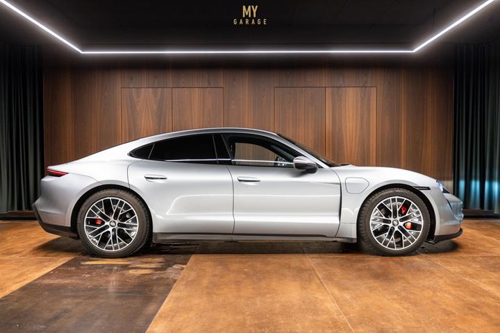 Sølv Porsche Taycan 4S fra 2021