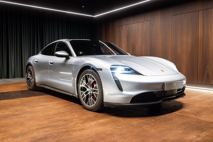 Sølv Porsche Taycan 4S fra 2021
