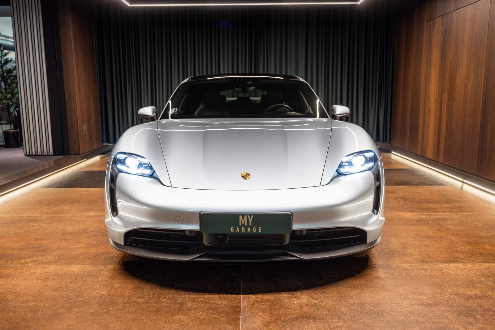 Sølv Porsche Taycan 4S fra 2021