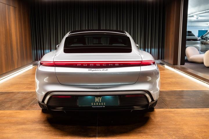 Sølv Porsche Taycan 4S fra 2021