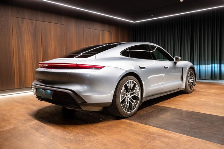 Sølv Porsche Taycan 4S fra 2021