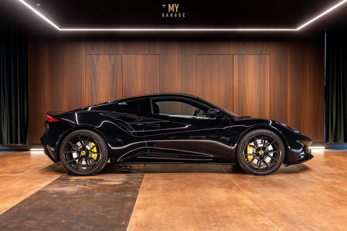 Sort Lotus Emira fra 2024