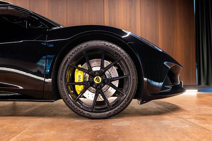 Sort Lotus Emira fra 2024