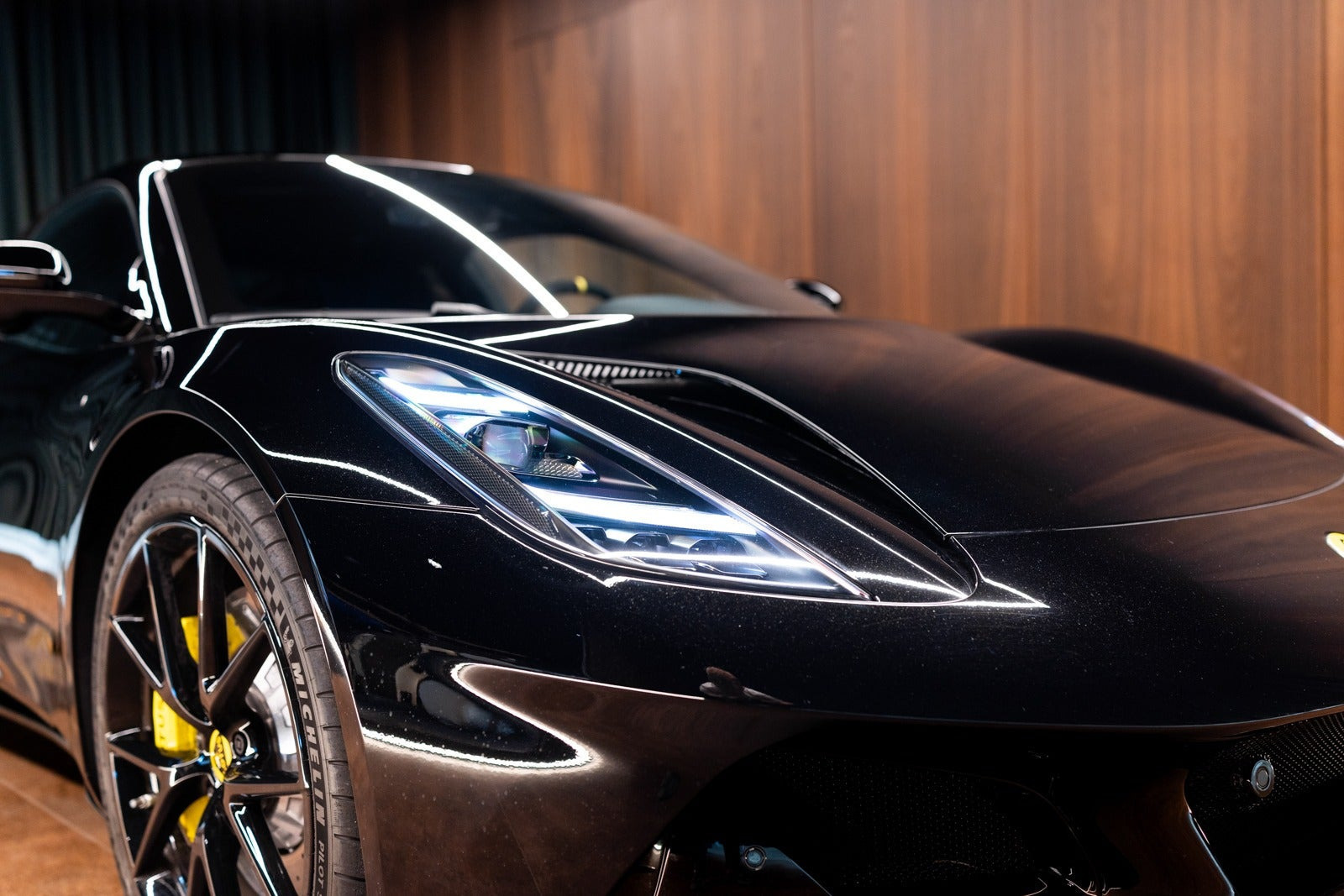 Sort Lotus Emira fra 2024