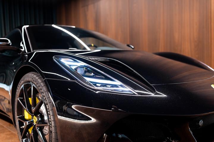 Sort Lotus Emira fra 2024