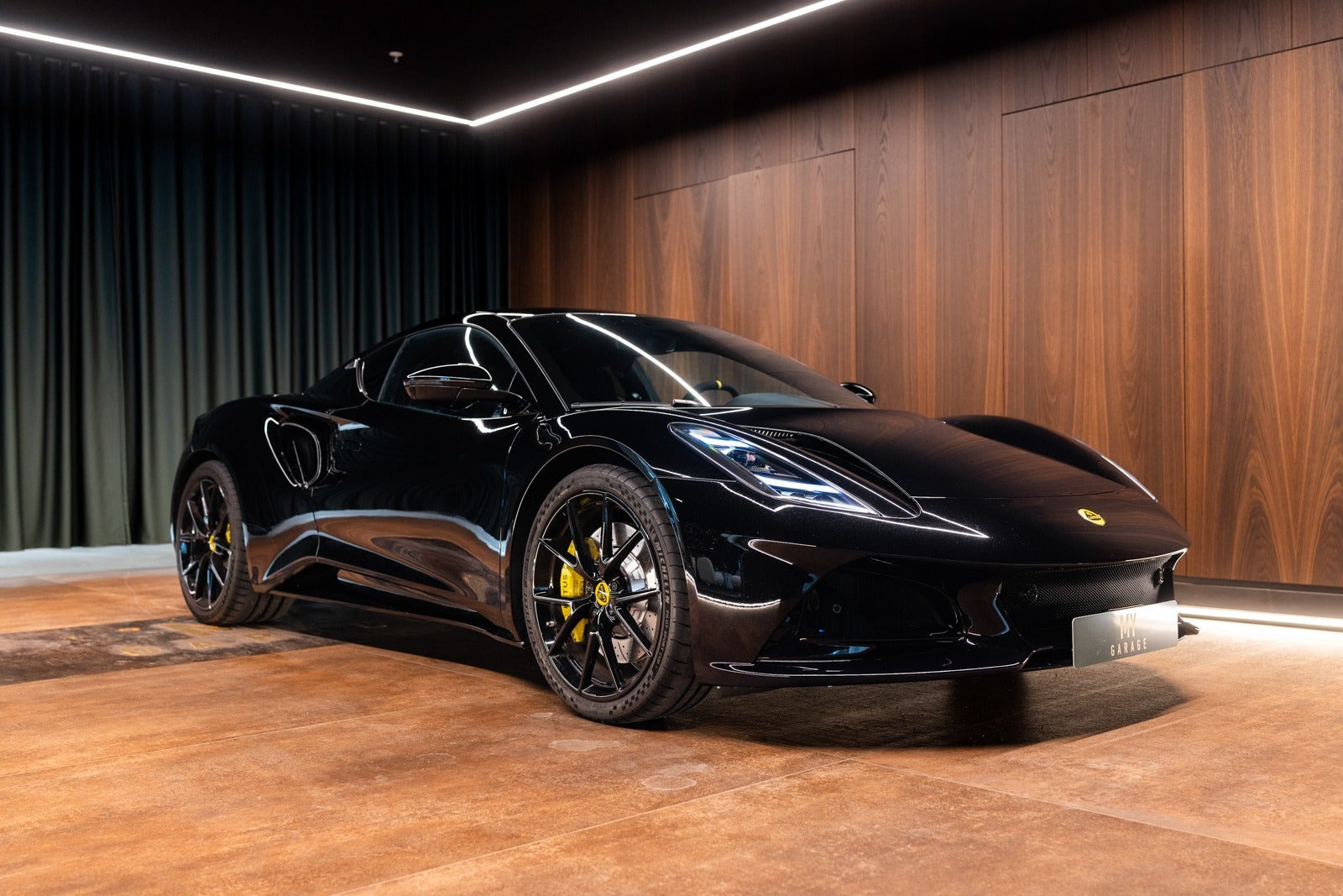 Sort Lotus Emira fra 2024