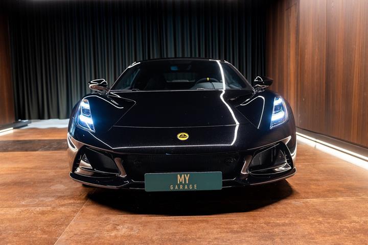 Sort Lotus Emira fra 2024
