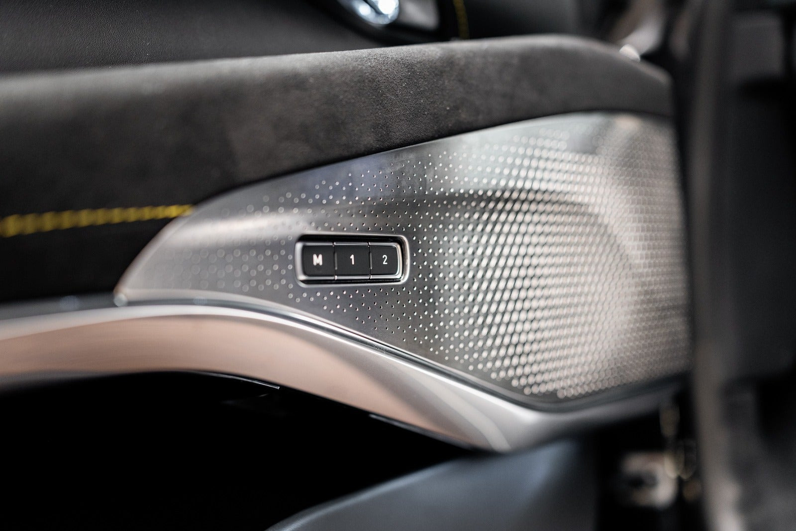 Sort Lotus Emira fra 2024