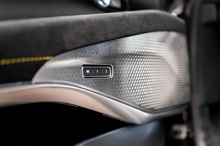 Sort Lotus Emira fra 2024
