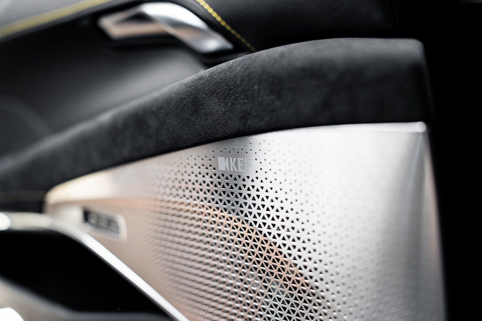 Sort Lotus Emira fra 2024