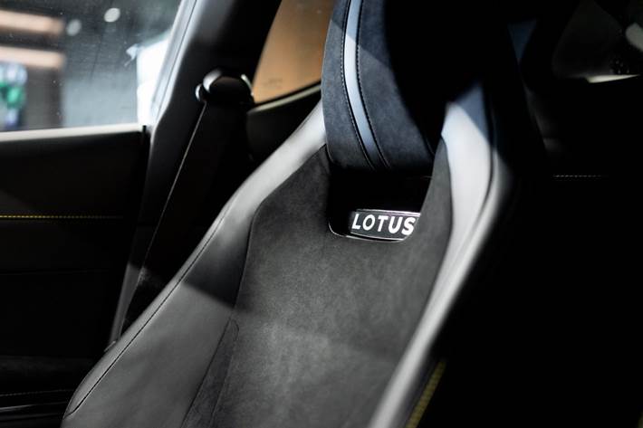 Sort Lotus Emira fra 2024