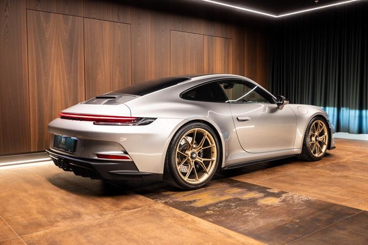 Sølv Porsche 911 GT3 fra 2024