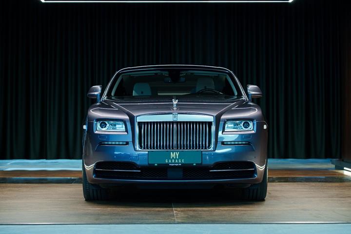 Sølv Rolls Royce Wraith fra 2016 set udefra
