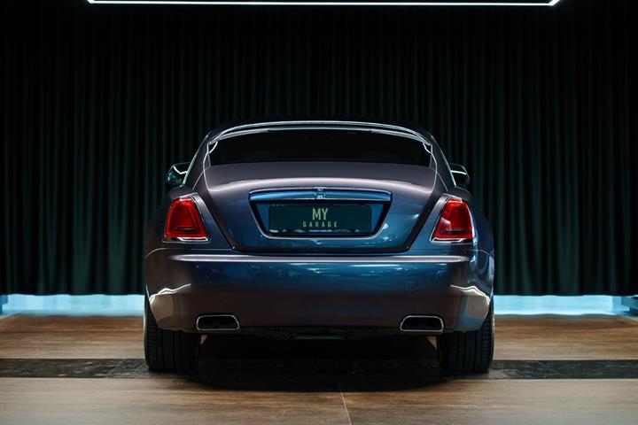 Sølv Rolls Royce Wraith fra 2016 set udefra