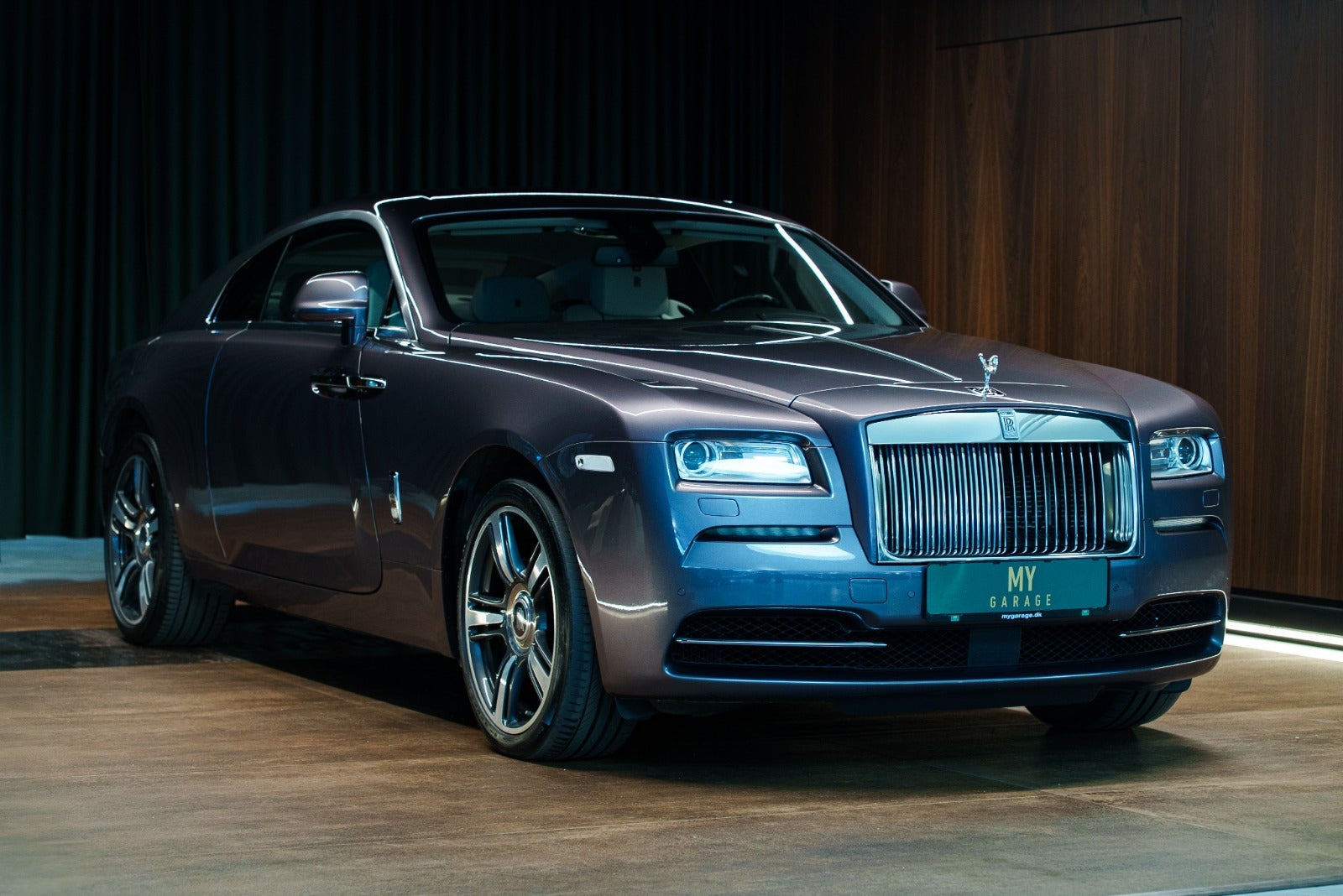 Sølv Rolls Royce Wraith fra 2016 set udefra