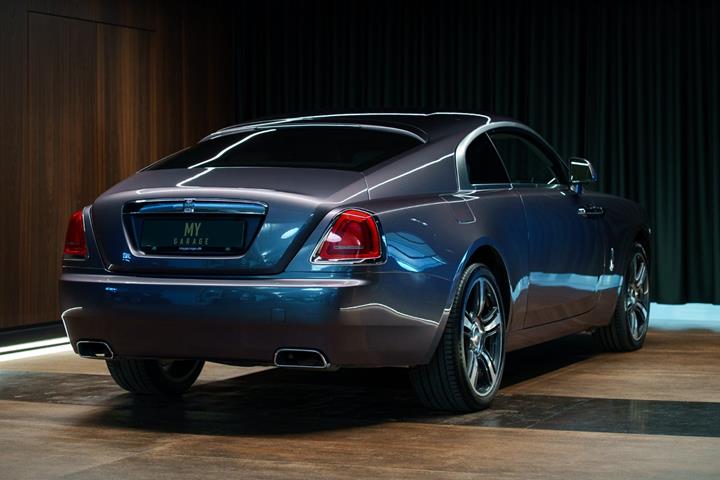 Sølv Rolls Royce Wraith fra 2016 set udefra
