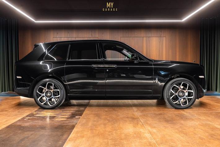 Sort Rolls Royce Cullinan fra 2022