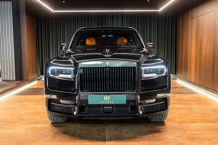 Sort Rolls Royce Cullinan fra 2022 set udefra