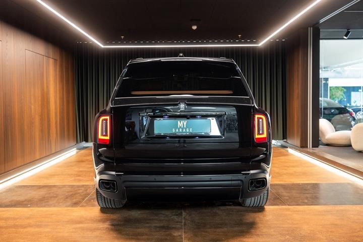 Sort Rolls Royce Cullinan fra 2022 set udefra