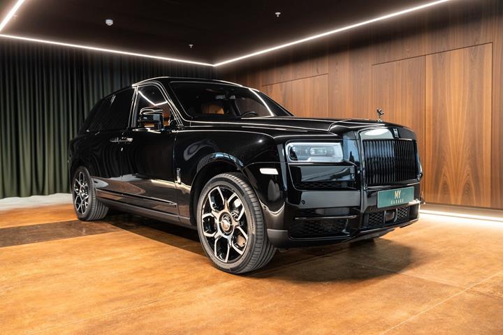 Sort Rolls Royce Cullinan fra 2022 set udefra