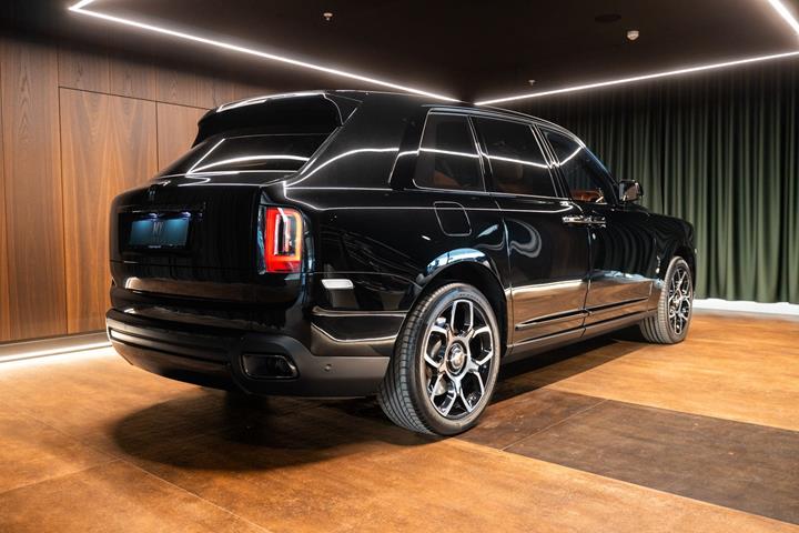 Sort Rolls Royce Cullinan fra 2022 set udefra