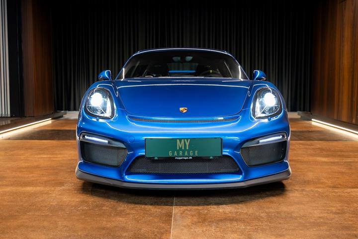 Blå Porsche Cayman GT4 fra 2016 set udefra