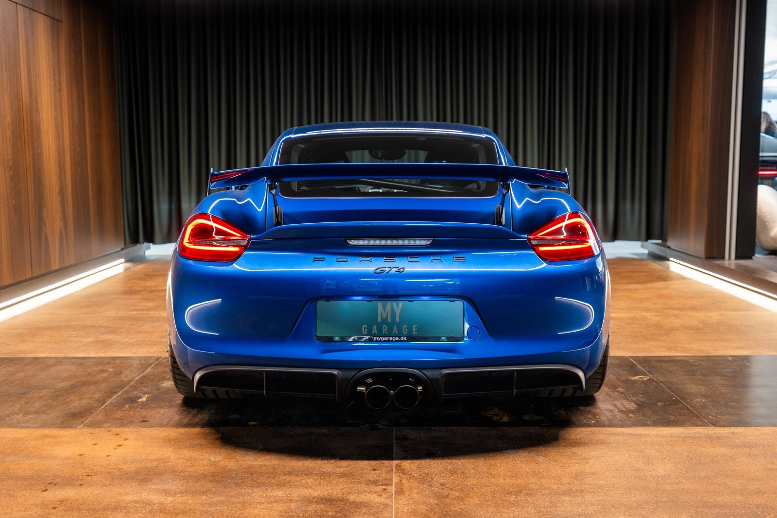 Blå Porsche Cayman GT4 fra 2016 set udefra