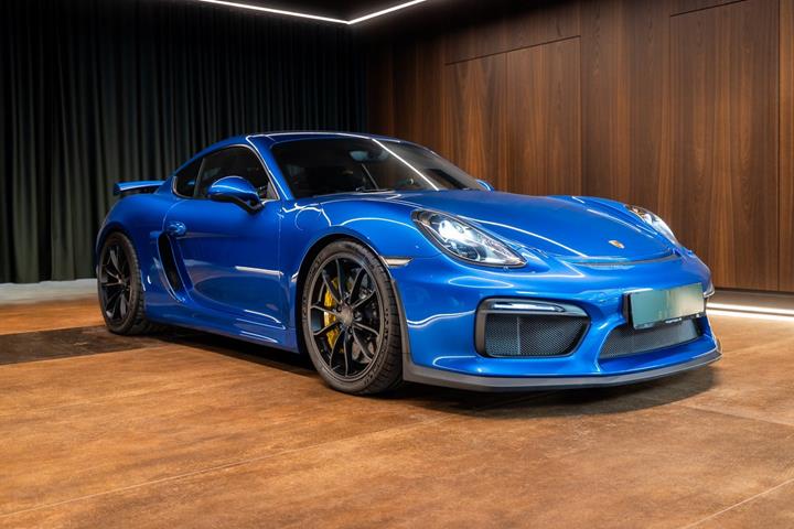 Blå Porsche Cayman GT4 fra 2016 set udefra